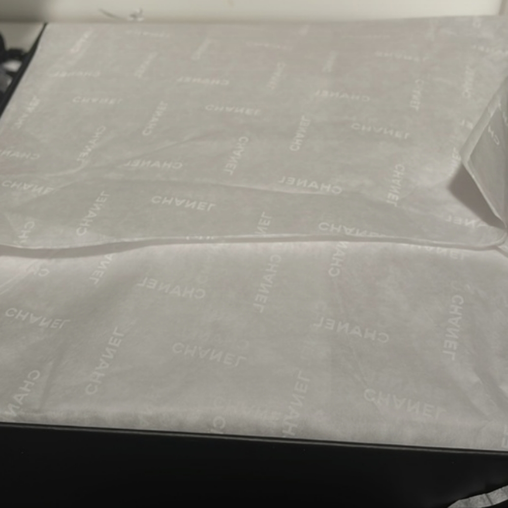 CHANEL Holiday Gift Box 🎁 - Picture 2 of 3